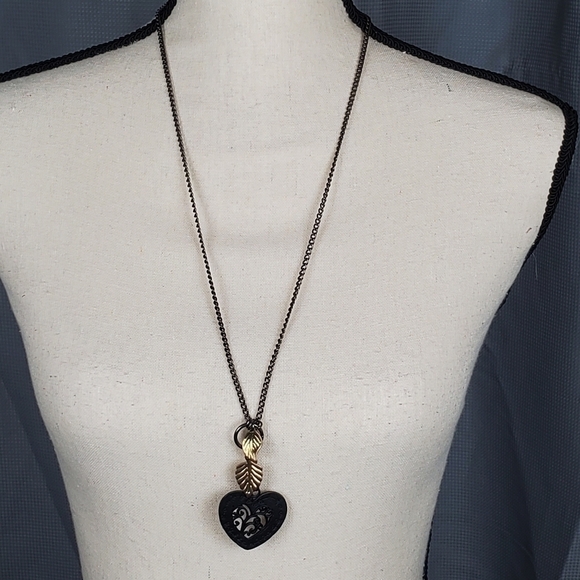 Necklace, black metal heart with two leaves - Picture 1 of 4